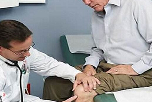 老年人容易患有骨质疏松，容易造成骨折